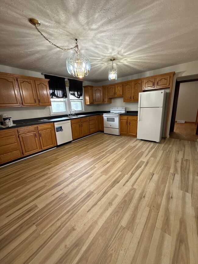 Building Photo - Charming 3 bedroom