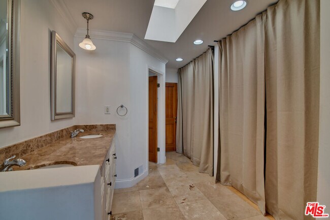 Building Photo - 127 Abalone Ave