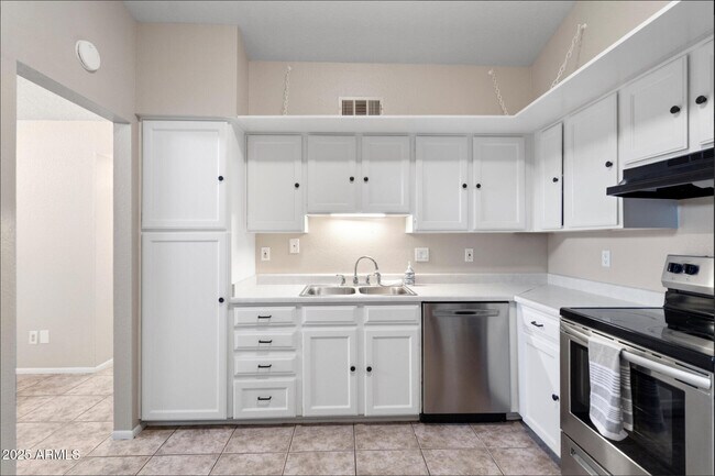 Building Photo - 555 N May