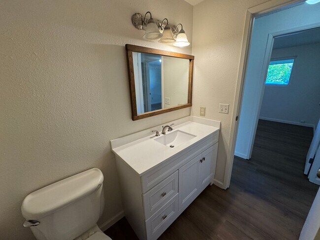 Building Photo - 3 Bedroom House in Waldport!
