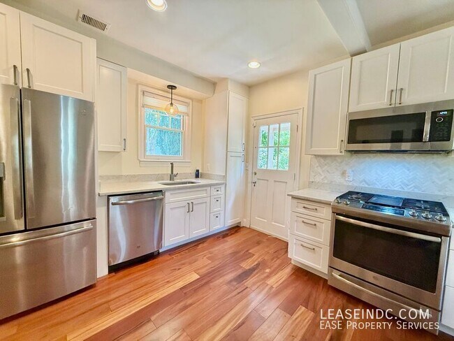 Building Photo - 4825 Butterworth Pl NW