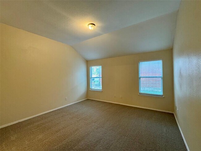 Building Photo - 227 Ashwood N
