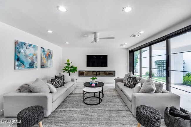 Building Photo - 8618 N Timberlane Dr