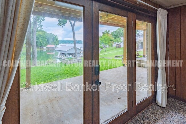 Building Photo - 165 Lakeshore Ct