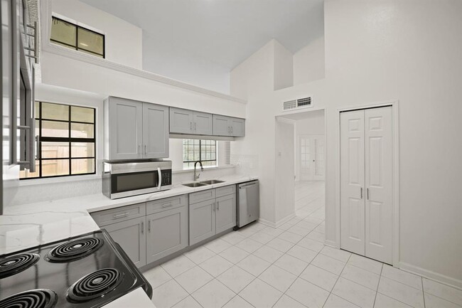 Building Photo - 8203 Woodland Willows Dr