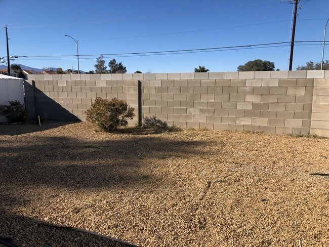 Building Photo - 4 BEDROOM / 2 BATH SINGLE FAMILY HOME W/ CASITA