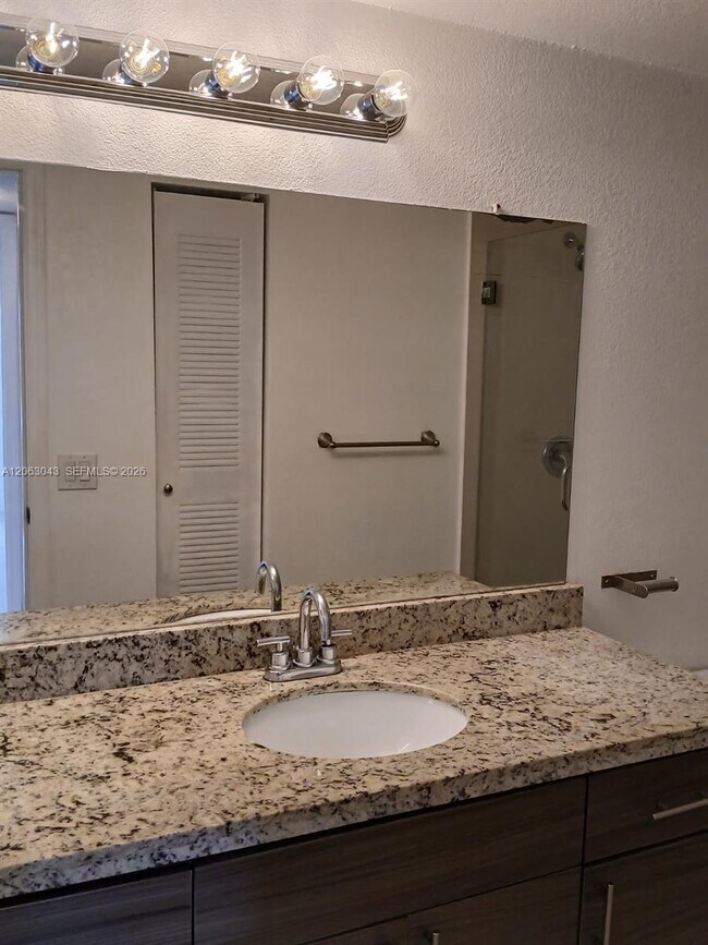 Building Photo - 731 Vista Isles Dr