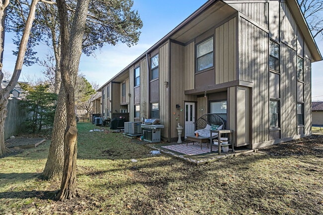 Building Photo - 614 N Hough St