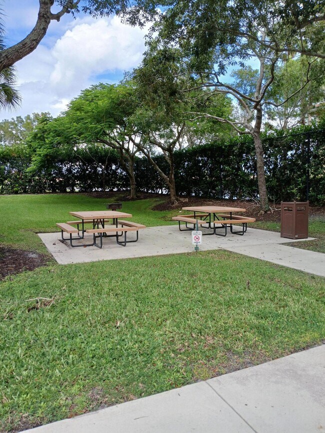 Building Photo - 9857 Baywinds Blvd