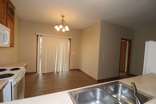 Building Photo - Spacious Town House for Rent
