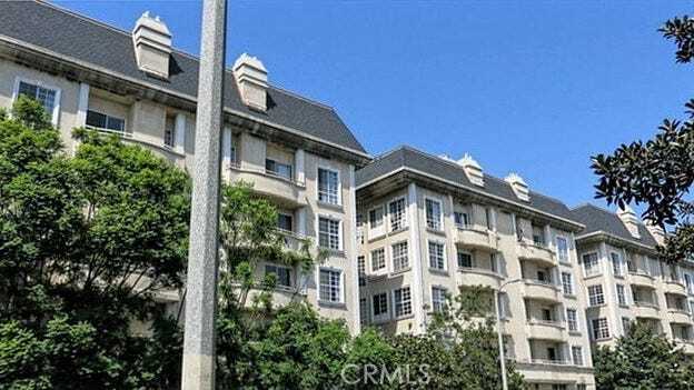 Building Photo - 8811 Burton Way