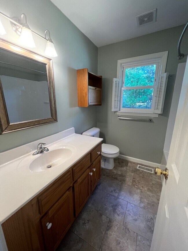 Building Photo - Three bedroom, 1 bath house in Burlington