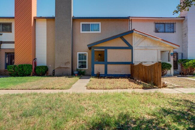 Building Photo - 8633 Knoxville Dr