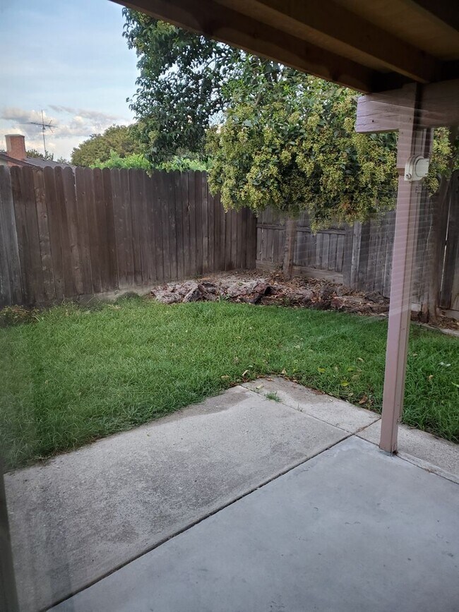 Building Photo - 3 bedroom 2 bath with Pool Off of Oakdale Road