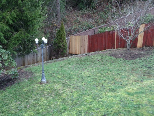 Building Photo - Large 3-Bedroom House w/New Carpet in Grea...