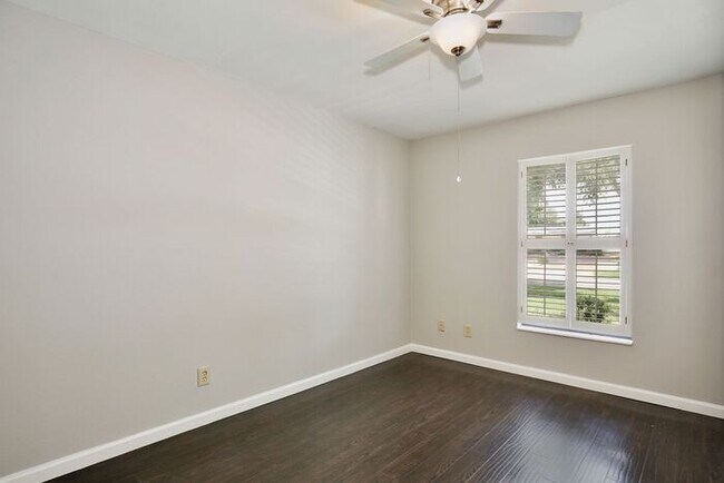 Building Photo - Charming First-Floor 1BR in Audubon Park · In-Unit Laundry · Community Pool with Lake Druid View ...