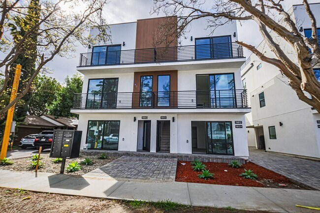 Building Photo - Modern 4 Bed / 3 Bath Townhome with Privat...