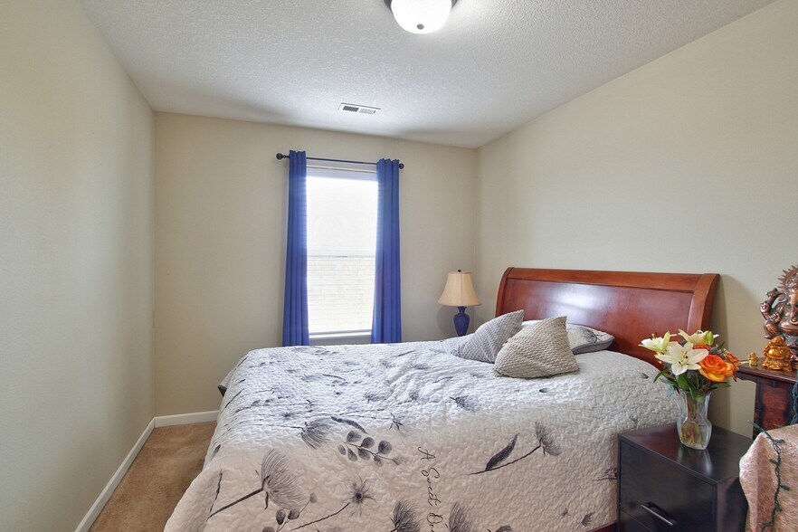 Building Photo - 17536 SW Parkway Ct