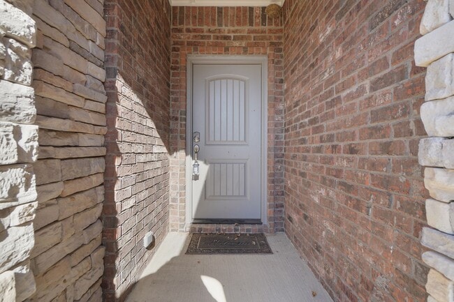 Building Photo - Stunner! This beautiful home features a spacious open floor plan with primary suite and private o...