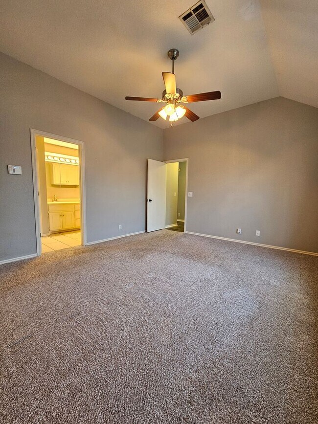 Building Photo - (3) Bed/(2) Bath Avail NOW! Storm Shelter!