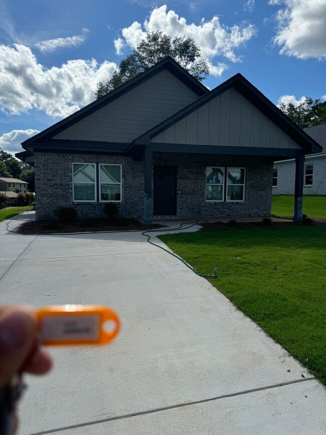 Building Photo - 3B/2B Home Available August 2026!