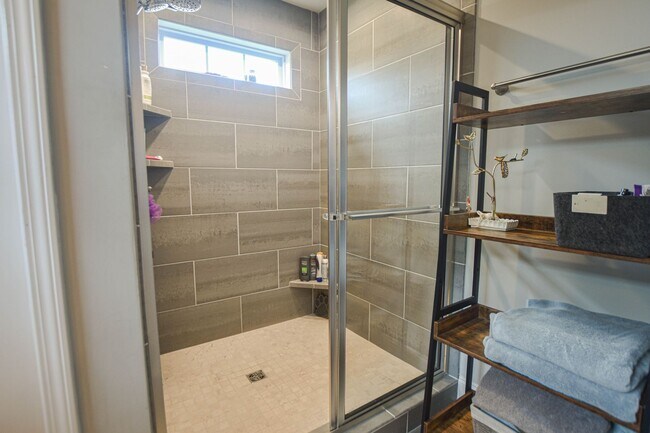 Building Photo - Pet Friendly Three Bedroom with Bonus in Rossview!