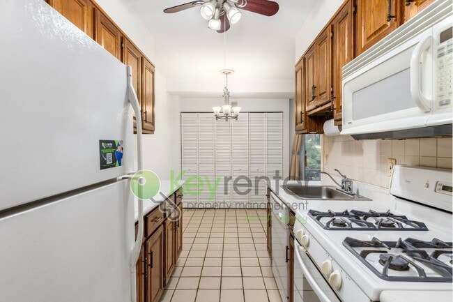 Building Photo - 456 A River Rd