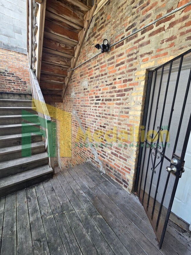 Building Photo - Spacious Studio with Hardwood Floors and Stainless Steel Appliances – Prime Milwaukee Ave Location