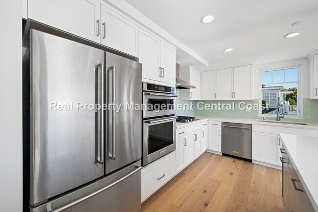 Building Photo - AVAILABLE OCTOBER  - Stunning Townhome in ...