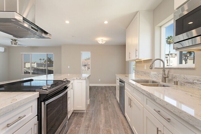 Building Photo - Modern Condo West of PCH!