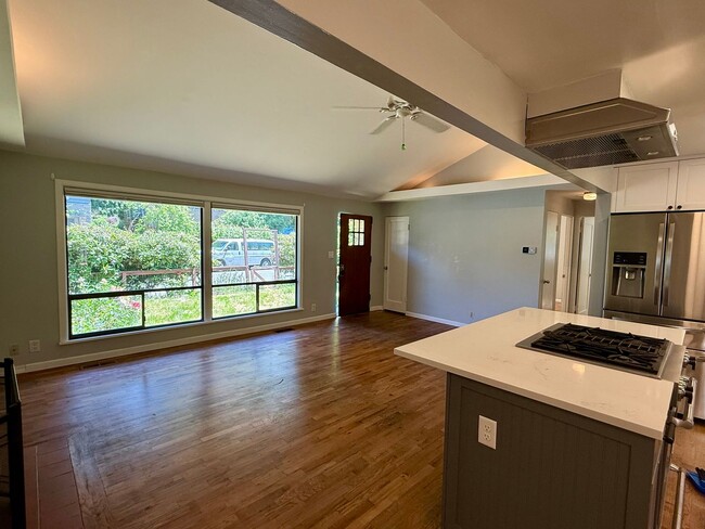 Building Photo - Columbia City Home