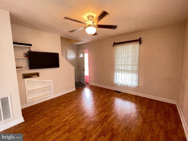 Building Photo - 588 Wakefield Dr