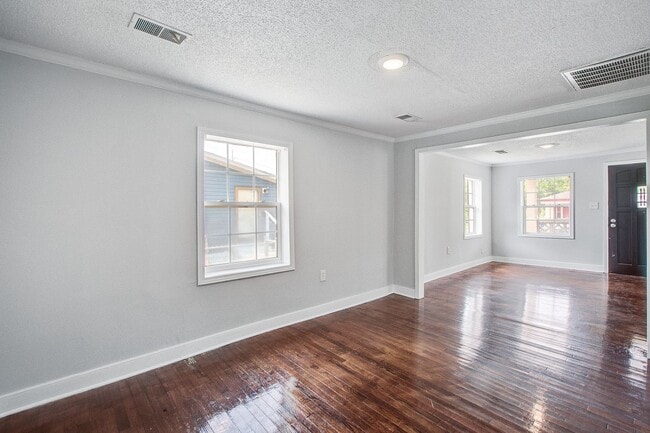 Building Photo - Modern Prime Location Near Park Circle