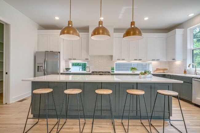 Building Photo - LIKE NEW - Beautiful 4 or 5 BR in Lockelan...