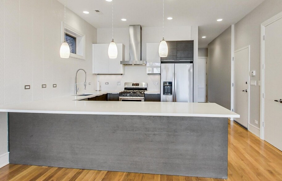 Building Photo - 2424 W Chicago Ave