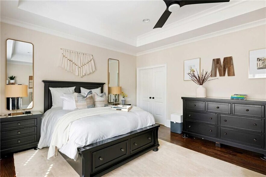 Building Photo - 582 St Charles Ave NE