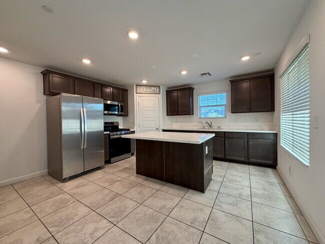 Building Photo - 3 BED 2.5 BATH 2 CAR GARAGE TOWNHOUSE IN CADENCE HENDERSON WITH LOFT