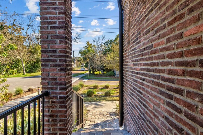 Building Photo - Harborview Townhouse