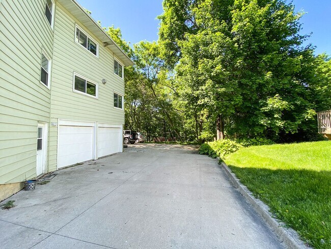 Building Photo - Woodland Duplex (3019/3021)