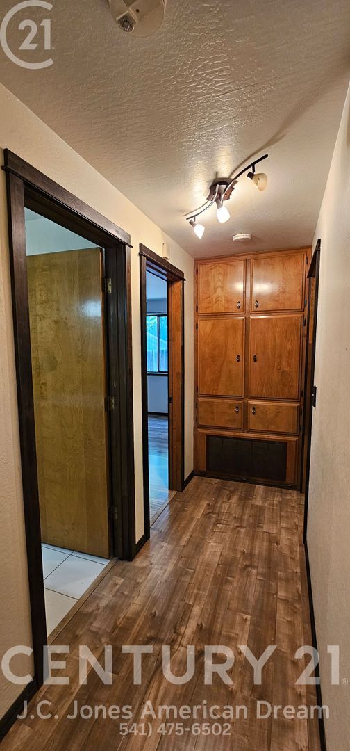 Building Photo - Single Family Home in NE Grants Pass with RV Parking