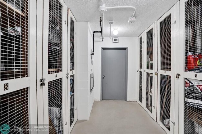 Building Photo - 1150 Hillsboro Mile