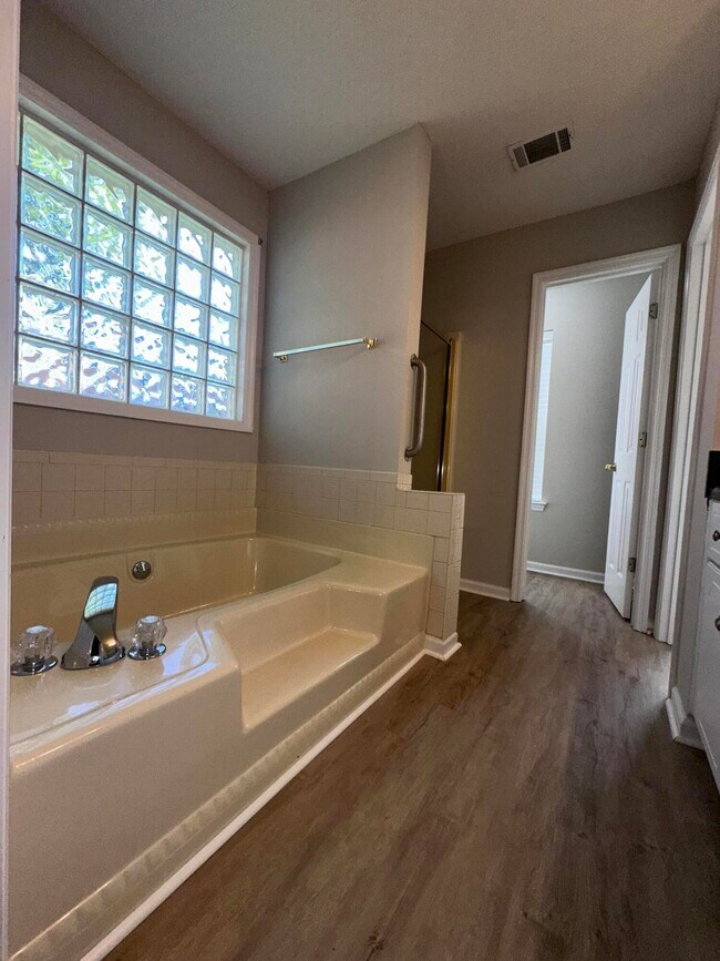 Building Photo - 517 Oak Chase Dr