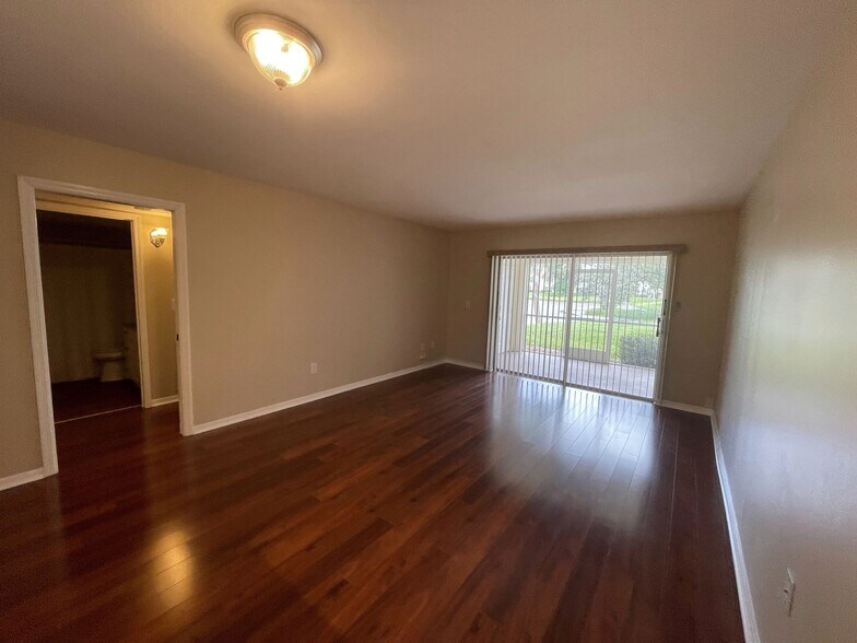 Living Room / Hallway - 10356 Carrollwood Ln
