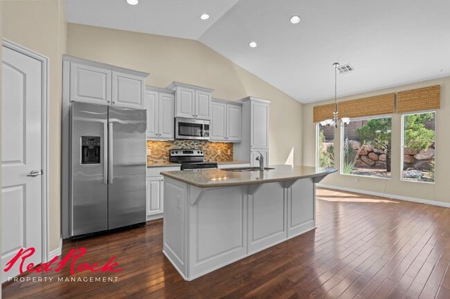 Building Photo - Sun River 2 Bedroom Home with Bonus Den! First Class Amenities!