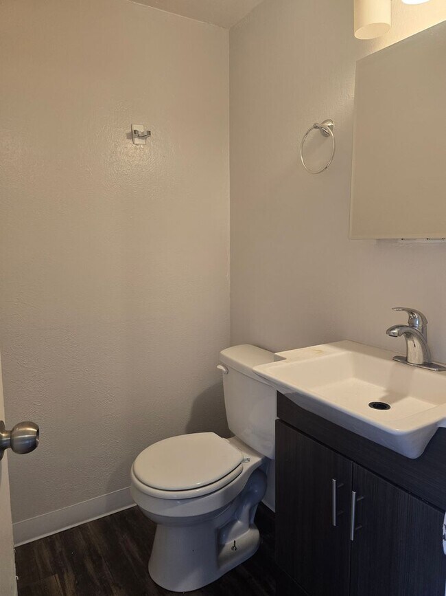 Building Photo - 2 Bedroom Unit Available in Westminster!