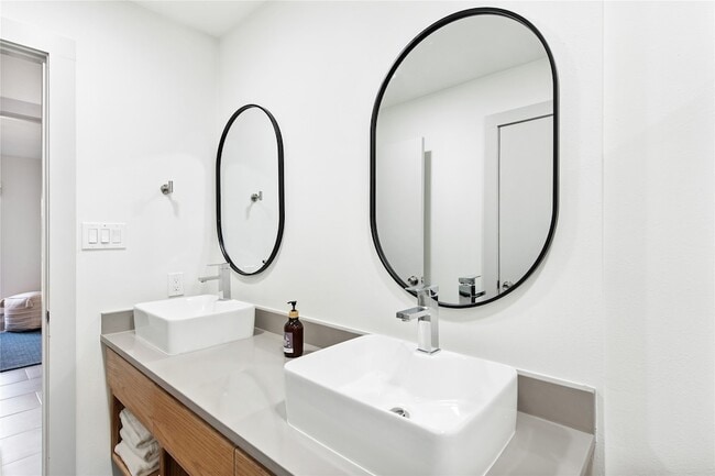 Building Photo - 2212 Parkhaven Dr