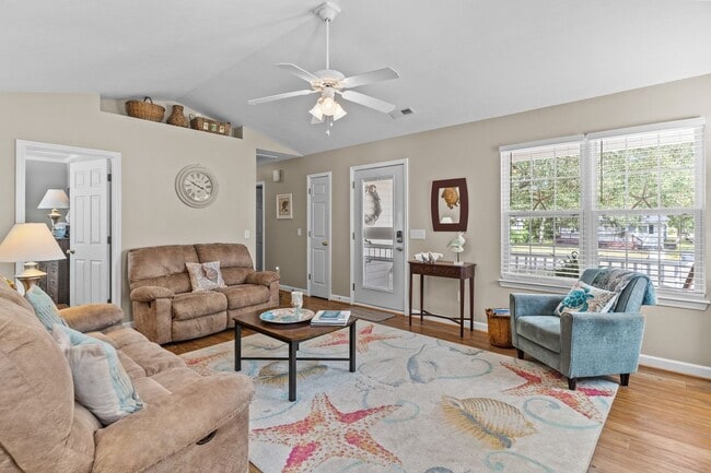 Building Photo - PERFECT "WORK FROM HOME" LOCATION FOR JAN-MAY of 2026