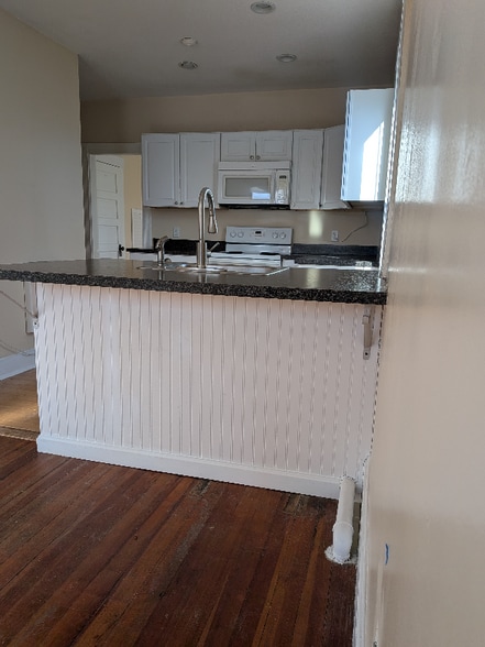 Building Photo - 148 Main St