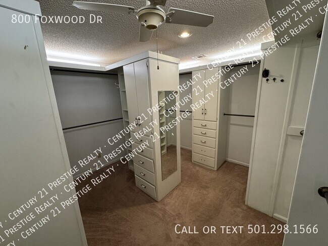 Building Photo - 800 Foxwood Dr