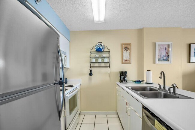 Building Photo - 561 E Beach Blvd